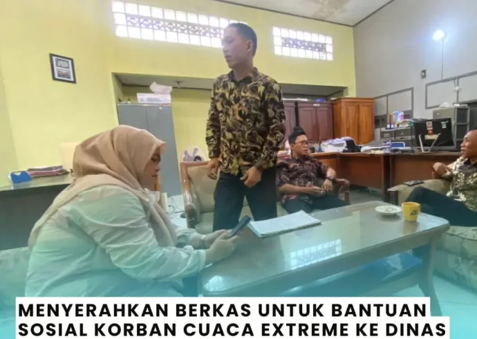 Kegiatan Pemdes Karangtengah Bisa Hari Kamis,23 Oktober 2025.➡️ Menyerahkan Berkas Bantuan Sos