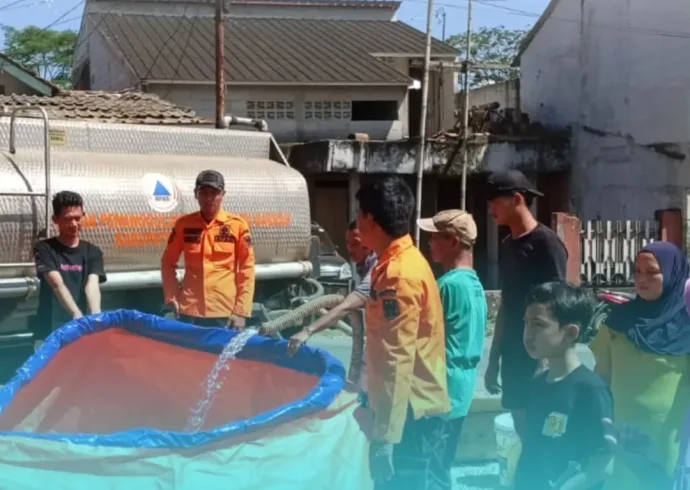 Kegiatan Pemdes Karangtengah Bisa Hari Senin, 21 Juli 2025.➡️ Penyerahan bantuan dari BPBD ke